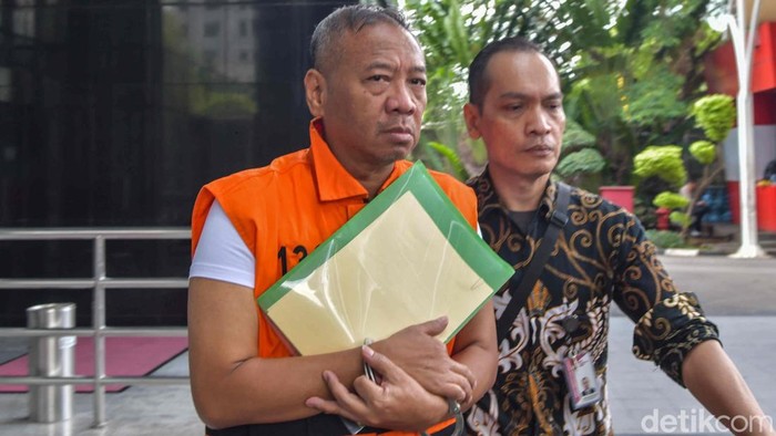 Bupati Tulungagung Gatut Sunu Wibowo berjalan  menuju mobil tahanan usai pemeriksaan perdana di Gedung KPK, Jakarta, Selasa (14/4/2026).