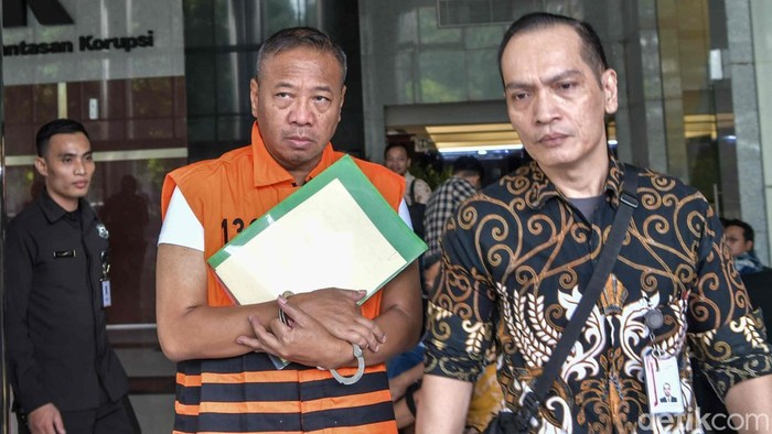 Bupati Tulungagung Gatut Sunu Wibowo berjalan  menuju mobil tahanan usai pemeriksaan perdana di Gedung KPK, Jakarta, Selasa (14/4/2026).