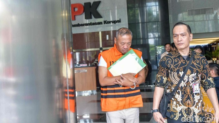 Bupati Tulungagung Gatut Sunu Wibowo berjalan  menuju mobil tahanan usai pemeriksaan perdana di Gedung KPK, Jakarta, Selasa (14/4/2026).