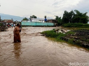 Tanggul Sungai Cisunggalah Jebol, Akses Jalan Anyar Majalaya Lumpuh