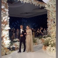 Nurah Syahfirah menjadi sorotan publik saat mendampingi Teuku Rafly di acara pernikahan putranya, Teuku Rassya pada Minggu (12/4/2026). Foto: dok. Instagram @nourahsheivirah