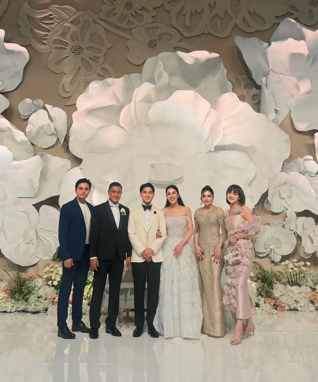 Setelah akad nikah, Nurah Syahfirah kembali terlihat di pelaminan untuk momen resepsi, yang juga dihadiri ibu kandung Teuku Rassya, Tamara Bleszynski. Kali ini memakai gaun bernuansa gold. Foto: dok. Instagram @nourahsheivirah