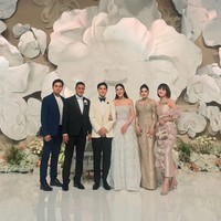Setelah akad nikah, Nurah Syahfirah kembali terlihat di pelaminan untuk momen resepsi, yang juga dihadiri ibu kandung Teuku Rassya, Tamara Bleszynski. Kali ini memakai gaun bernuansa gold. Foto: dok. Instagram @nourahsheivirah