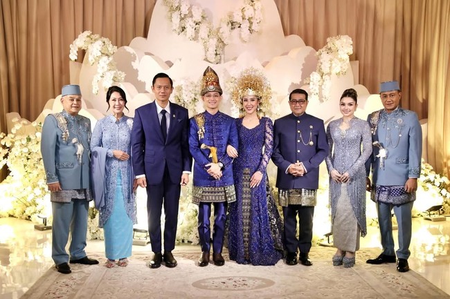 Dalam momen akad nikah yang mengusung adat Aceh, Nurah Syahfirah mengenakan kebaya berwarna biru yang serasi dengan Teuku Rafly. Sesuai dresscode seragam orang tua dari kedua pengantin, Teuku Rassya dan Cleantha Islan. Foto: dok. Instagram @nourahsheivirah