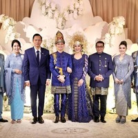 Dalam momen akad nikah yang mengusung adat Aceh, Nurah Syahfirah mengenakan kebaya berwarna biru yang serasi dengan Teuku Rafly. Sesuai dresscode seragam orang tua dari kedua pengantin, Teuku Rassya dan Cleantha Islan. Foto: dok. Instagram @nourahsheivirah