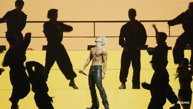 Meski sudah jadi ayah satu anak, aura dan karisma Taeyang tetap konsisten. Netizen Korea juga memuji kemampuan vokalnya yang powerful setelah 20 tahun berkarier, saat harus melakukan koreografi yang enerjik di Coachella 2026. Foto: Instagram