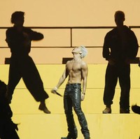 Meski sudah jadi ayah satu anak, aura dan karisma Taeyang tetap konsisten. Netizen Korea juga memuji kemampuan vokalnya yang powerful setelah 20 tahun berkarier, saat harus melakukan koreografi yang enerjik di Coachella 2026. Foto: Instagram