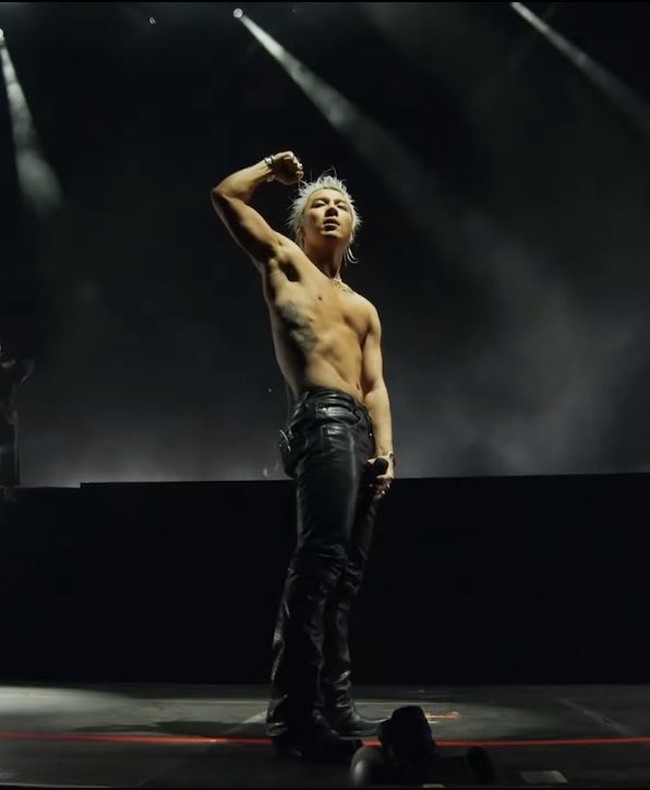 Di tengah penampilannya membawakan RINGA LINGA, suami Min Hyo Rin itu membuka jaketnya dan tampil telanjang dada. Penggemar histeris menyorot kebiasaan Taeyang manggung tanpa atasan, hingga disebut-sebut “alergi baju.” Foto: Instagram