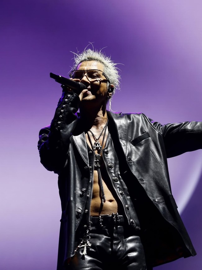 Taeyang mencuri atensi penggemar saat tampil di festival musik Coachella 2026 bersama personelnya, G-Dragon dan Daesung. Vokalis utama BIGBANG itu muncul di atas panggung, memakai biker jacket hitam tanpa dalaman. Foto: Instagram