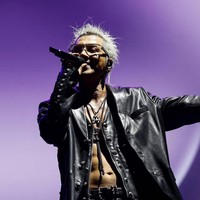Taeyang mencuri atensi penggemar saat tampil di festival musik Coachella 2026 bersama personelnya, G-Dragon dan Daesung. Vokalis utama BIGBANG itu muncul di atas panggung, memakai biker jacket hitam tanpa dalaman. Foto: Instagram