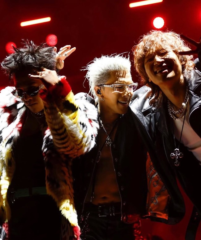 Penggemar semakin takjub lantaran Taeyang merawat tubuhnya yang terlihat atletis. Untuk penampilan debutnya bersama BIGBANG di Coachella 2026, mereka membawakan lagu hits BANG BANG BANG, FANTASTIC BABY, hingga LOSER. Foto: Instagram