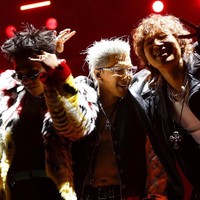 Penggemar semakin takjub lantaran Taeyang merawat tubuhnya yang terlihat atletis. Untuk penampilan debutnya bersama BIGBANG di Coachella 2026, mereka membawakan lagu hits BANG BANG BANG, FANTASTIC BABY, hingga LOSER. Foto: Instagram