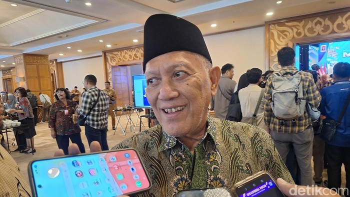 Pengasuh Pondok Pesantren Tebuireng Jombang, KH Abdul Hakim Mahfudz atau Gus Kikin saat ditemui di Surabaya.