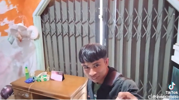 Pengunjung Kebun Binatang Bukittinggi terkunci di area akuarium. (TikTok @abdulmalikkersz)