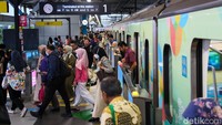 Di Stasiun Lebak Bulus, aktivitas penumpang masih berjalan seperti biasa. Ke depan, stasiun ini direncanakan menjadi titik penghubung menuju jalur baru yang akan memperluas jangkauan MRT hingga ke kawasan Serpong.
