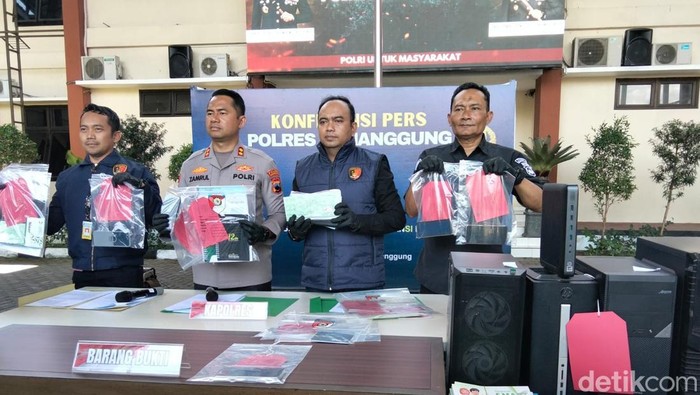 Petugas menunjukan barang bukti yang berhasil diamankan dari kasus dugaan penghimpunan dana nasabah KSP Tunas Harapan Temanggung.