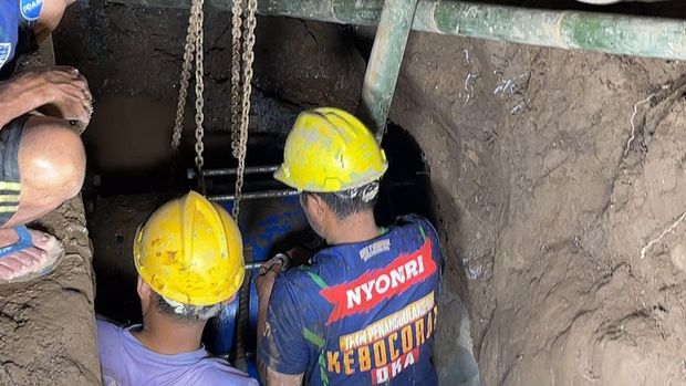 Petugas PDAM Makassar menangani kebocoran pipa yang membuat suplai air terganggu di sejumlah wilayah kecamatan. Dokumen Istimewa