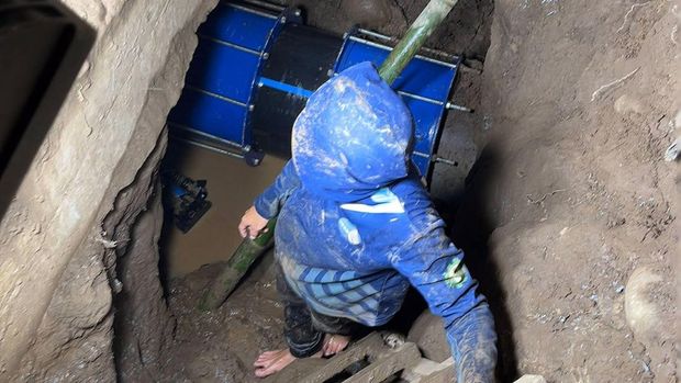 Petugas PDAM Makassar menangani kebocoran pipa yang membuat suplai air terganggu di sejumlah wilayah kecamatan. Dokumen Istimewa
