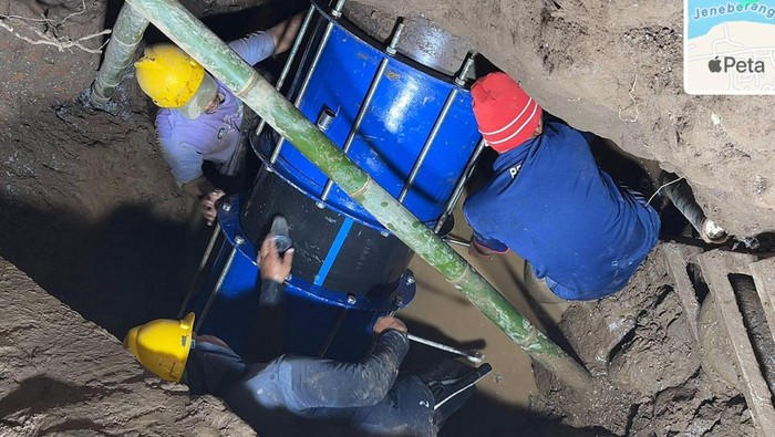 Petugas PDAM Makassar menangani kebocoran pipa yang menyebabkan suplai air terganggu di sejumlah kecamatan. Dokumen Istimewa