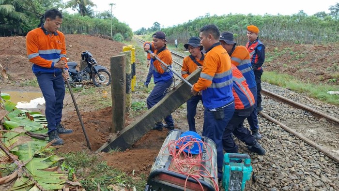 Petugas saat tutup akses perlintasan liar di Sumut. (Dok KAI Sumut)