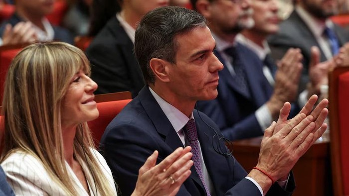 PM Spanyol Pedro Sanchez dan istrinya, Begona Gomez, saat berkunjung ke Beijing, China (Reuters: Andres Martinez Casares/Pool)