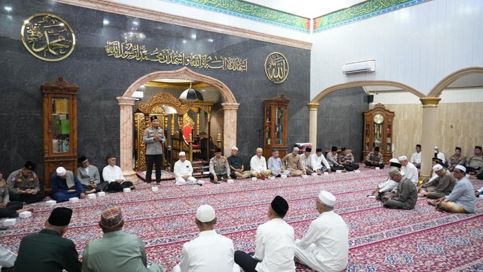 Polda Sumsel melakukan safari subuh. Kegiatan ini untuk memperkuat peran sebagai pelindung, pengayom, dan pelayan masyarakat melalui pendekatan humanis. (Dok istimewa).