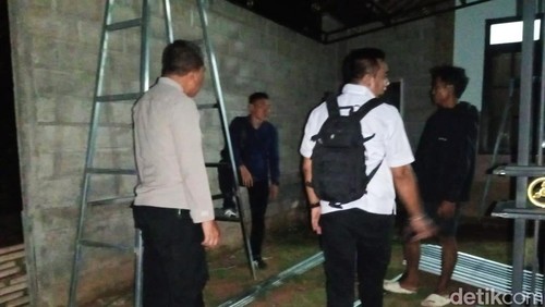 Polisi melakukan olah TKP di lokasi warga meninggal dunia terjatuh saat mengelas kanopi di Desa Seraya Timur, Kecamatan Karangasem, Senin (13/4/2026) malam.