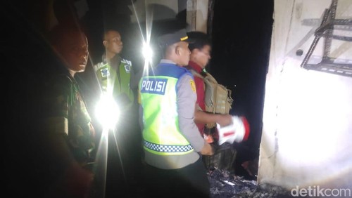 Polisi melakukan olah TKP di lokasi warung terbakar di Desa Tenganan, Kecamatan Manggis, Karangasem, Bali, Senin (13/4/2026) malam.