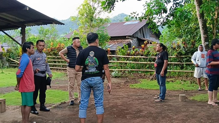 Polisi mendatangi TKP penikaman di Minahasa Utara.