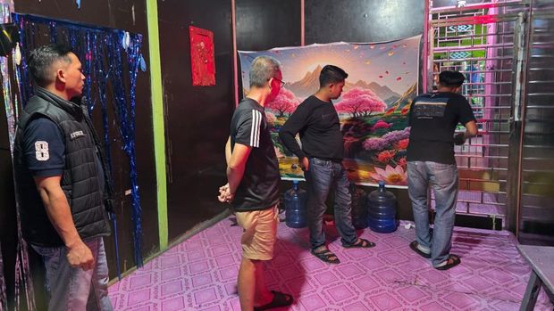 Polisi menggeledah rumah diduga bandar narkoba di Panipahan Kabupaten Rokan Hilir yang sempat didemo warga. Penggeledahan disaksikan pengurus RT dan RW (dok Polda Riau)