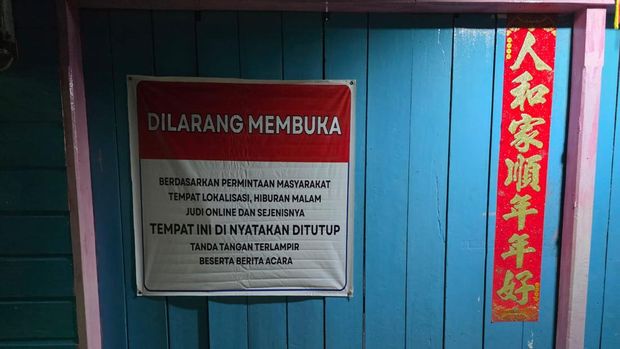 Polisi menggeledah rumah diduga bandar narkoba di Panipahan Kabupaten Rokan Hilir yang sempat didemo warga. Penggeledahan disaksikan pengurus RT dan RW (dok Polda Riau)