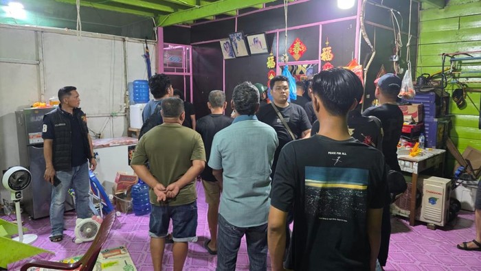 Polisi menggeledah rumah diduga bandar narkoba di Panipahan Kabupaten Rokan Hilir yang sempat didemo warga. Penggeledahan disaksikan pengurus RT dan RW (dok Polda Riau)