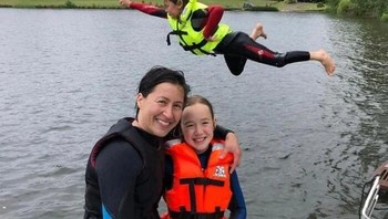 Bukan sekadar lompat—aksi ini terlihat seperti manusia yang benar-benar menantang gravitasi dan melayang bebas di atas danau. Foto: Boredpanda