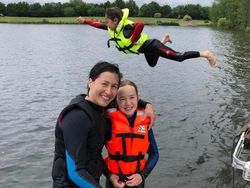 Pose Gila di Foto Ini Bikin Melongo, Hasilnya Epic