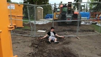 Sekali pukul, tanah seolah terbelah. Ilusi ini bikin adegan sederhana berubah jadi momen bak kekuatan super. Foto: Boredpanda