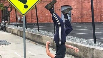 Mengikuti rambu lalu lintas. Foto: Boredpanda