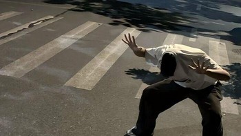 Mecoba menjadi manusia kodok. Foto: Boredpanda