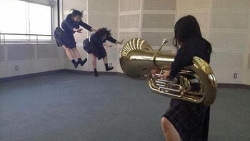 Sekali tiup, efeknya seperti gelombang tak kasat mata yang mampu menerbangkan orang—dramatis dan penuh imajinasi. Foto: Boredpanda