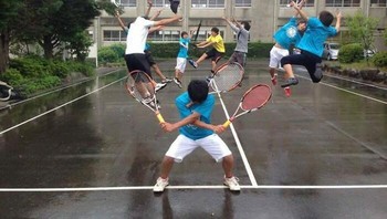 Semua orang melompat di saat yang sama, menciptakan ilusi waktu berhenti dan dunia jadi panggung aksi tak masuk akal. Foto: Boredpanda
