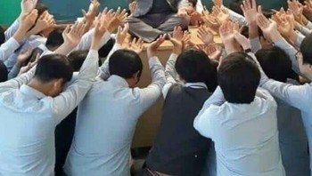Sosok ini berubah bak guru sakti yang sedang memberi “energi” pada murid-muridnya. Foto: Boredpanda