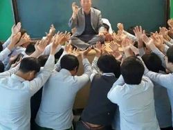 Pose Gila di Foto Ini Bikin Melongo, Hasilnya Epic