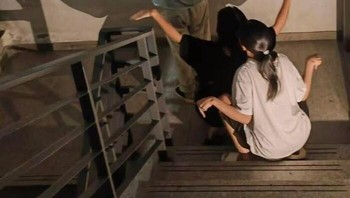 Permainan bayangan ini menciptakan sosok makhluk raksasa bertangan banyak, seolah keluar dari dunia lain. Foto: Boredpanda