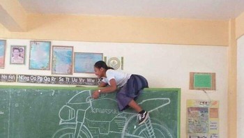 Imajinasi sederhana di papan tulis berubah jadi nyata—seakan anak ini benar-benar sedang menunggangi motor di dalam kelas. Foto: Boredpanda