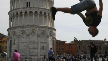 Pose ekstrem dengan latar Menara Pisa ini memberi ilusi seolah tubuh benar-benar terpental dari bangunan miring tersebut. Foto: Boredpanda