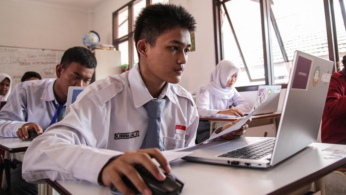 Sejumlah siswa mengerjakan tugas ujian tengah semester dari laptop di Sekolah Rakyat Menengah Atas 13 Bekasi, Kota Bekasi, Jawa Barat, Selasa (14/4/2026). Kementerian Sosial menargetkan akan menerima 30 ribu siswa baru Sekolah Rakyat pada tahun ajaran 2026/2027 sehingga total siswa menjadi 46 ribu orang jika ditambahkan dengan jumlah tahun sebelumnya sekitar 16 ribu siswa. ANTARA FOTO/Darryl Ramadhan