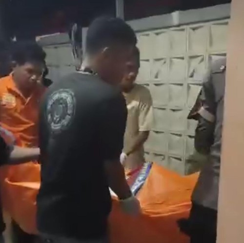 Proses evakuasi jasad Mawardin, dosen kampus swasta yang ditemukan meninggal dunia di BTN Nggaro Te, Kelurahan Ule, Kecamatan Asakota, Kota Bima, NTB, Selasa (14/4/2026). (Foto: Dok. Istimewa)