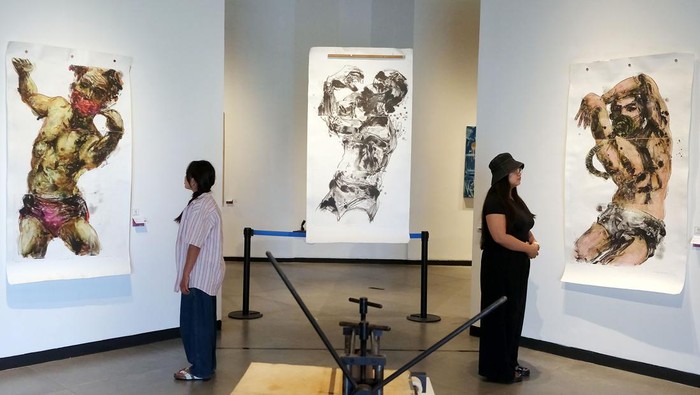 Pengunjung mengamati sejumlah karya seni grafis kontemporer saat pameran Prints in Motion di Nuanu Creative City, Tabanan, Bali, Senin (13/4/2026). Kegiatan yang diikuti 27 seniman dari lima negara yaitu Indonesia, Prancis, Rusia, Swiss, dan Inggris tersebut menampilkan 48 karya seni grafis kontemporer untuk mengeksplorasi printmaking atau seni cetak yang berlangsung hingga 26 Mei 2026. ANTARA FOTO/Nyoman Hendra Wibowo/YU