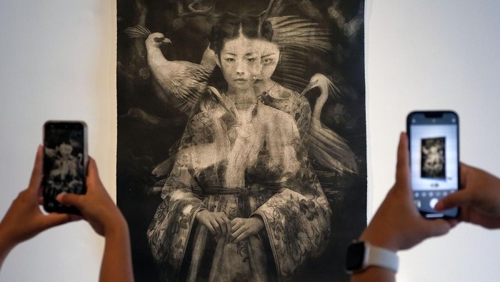 Pengunjung mengamati sejumlah karya seni grafis kontemporer saat pameran Prints in Motion di Nuanu Creative City, Tabanan, Bali, Senin (13/4/2026). Kegiatan yang diikuti 27 seniman dari lima negara yaitu Indonesia, Prancis, Rusia, Swiss, dan Inggris tersebut menampilkan 48 karya seni grafis kontemporer untuk mengeksplorasi printmaking atau seni cetak yang berlangsung hingga 26 Mei 2026. ANTARA FOTO/Nyoman Hendra Wibowo/YU