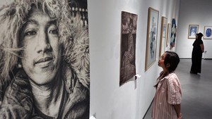 Pengunjung mengamati sejumlah karya seni grafis kontemporer saat pameran Prints in Motion di Nuanu Creative City, Tabanan, Bali. Foto: ANTARA FOTO/Nyoman Hendra Wibowo