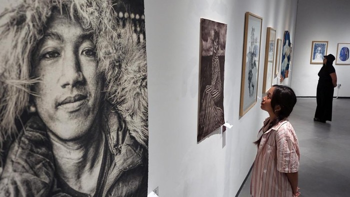Pengunjung mengamati sejumlah karya seni grafis kontemporer saat pameran Prints in Motion di Nuanu Creative City, Tabanan, Bali, Senin (13/4/2026). Kegiatan yang diikuti 27 seniman dari lima negara yaitu Indonesia, Prancis, Rusia, Swiss, dan Inggris tersebut menampilkan 48 karya seni grafis kontemporer untuk mengeksplorasi printmaking atau seni cetak yang berlangsung hingga 26 Mei 2026. ANTARA FOTO/Nyoman Hendra Wibowo/YU